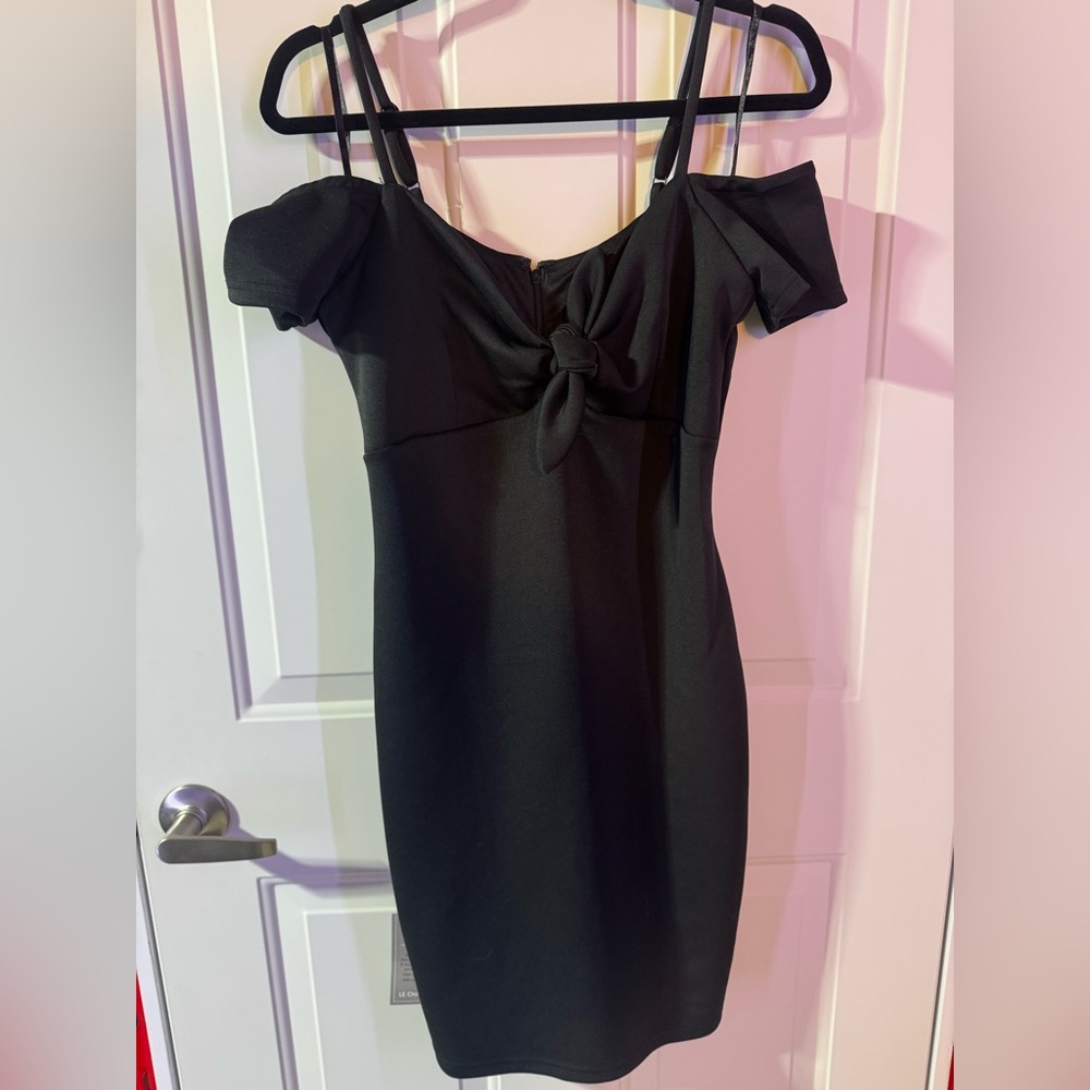 NWT Le Chateau Black Cold-Shoulder Knot Front Bodycon Dress - M - Picture 3 of 11
